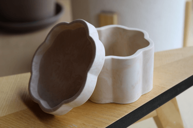 Boite Fleur avec son couvercle beige 