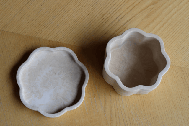 Boite Fleur avec son couvercle beige 