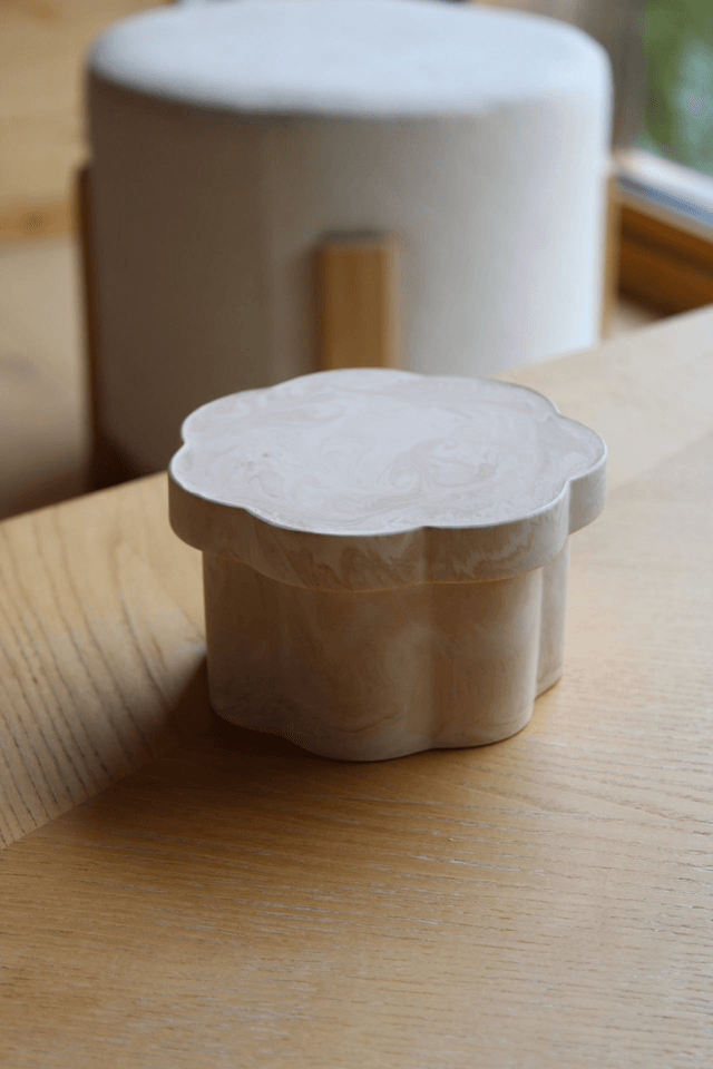 Boite Fleur avec son couvercle beige 