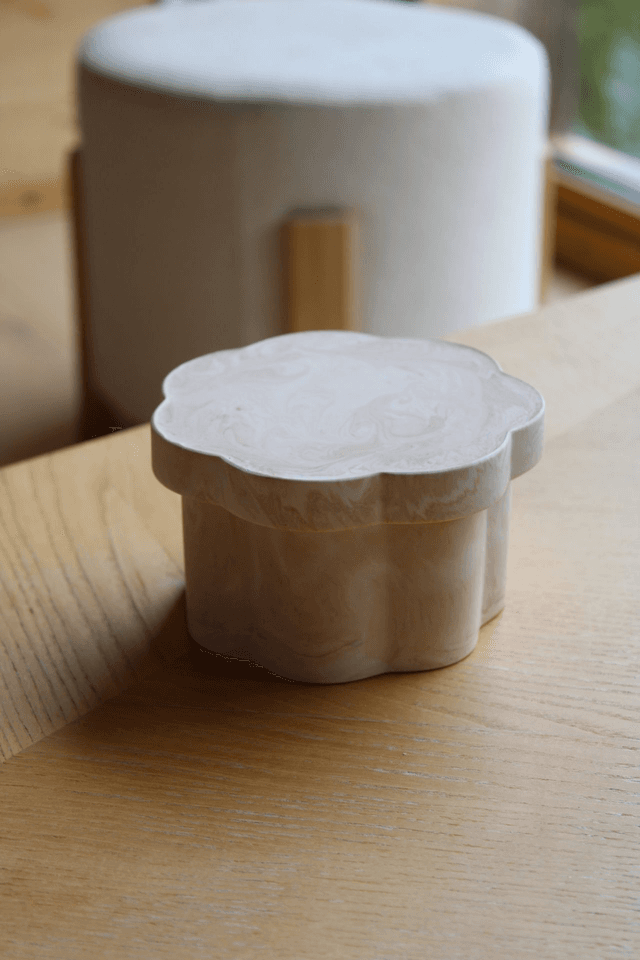 Boite Fleur avec son couvercle beige 